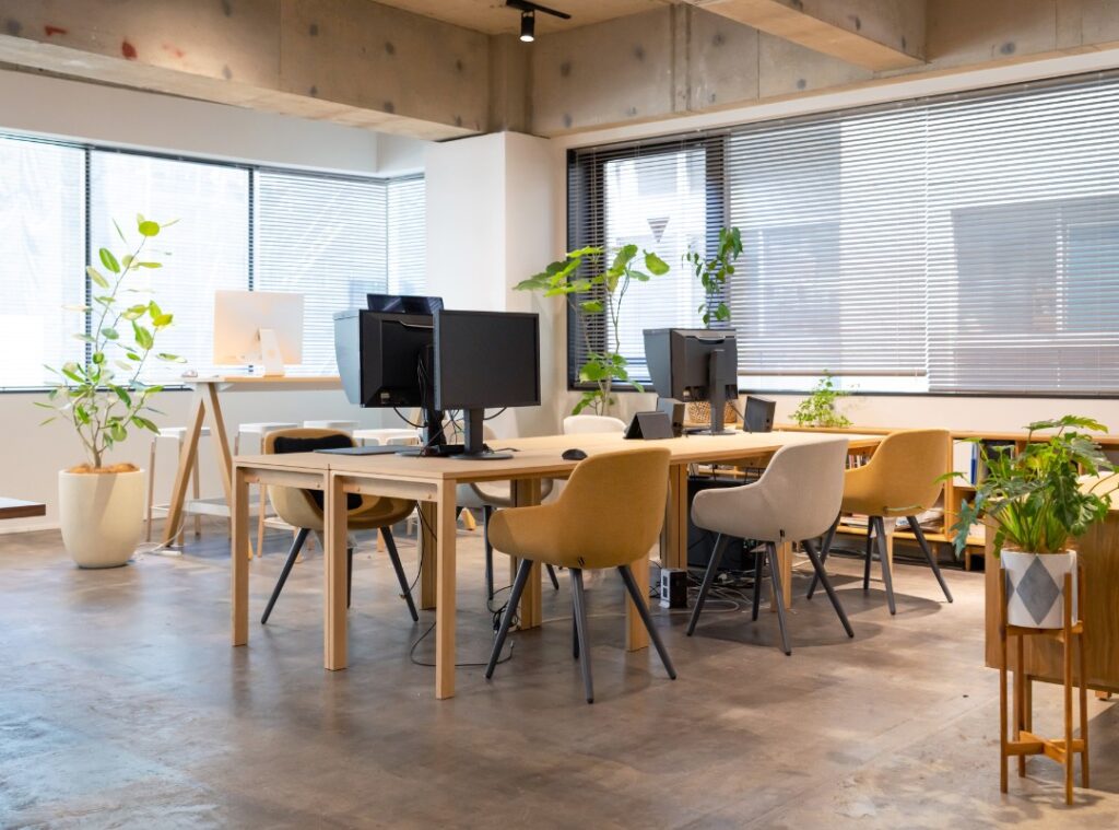 大型モニターを備えた会議室で、リモート参加者とオンライン会議を行う様子。レンタルオフィスの最新設備を活用したハイブリッドワークのイメージ