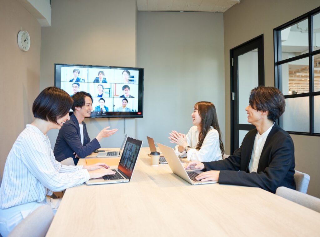 清潔感のあるモダンなレンタルオフィスの内装。デスク、オフィスチェア、PCが完備された仕事環境