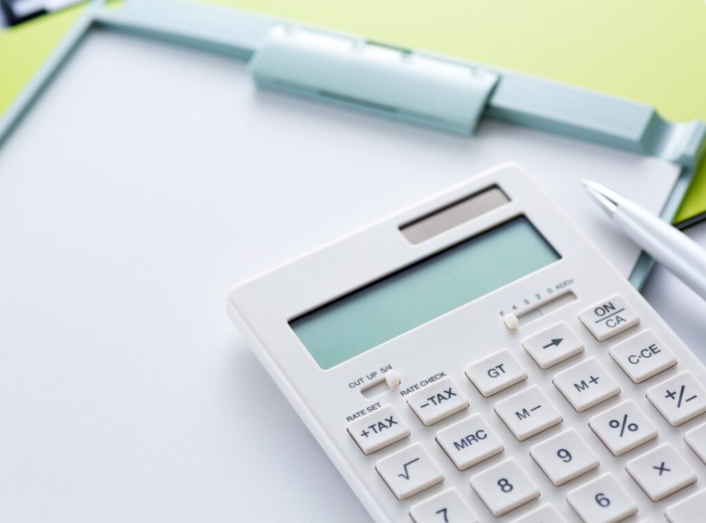 開放的なコワーキングスペース。利用者同士が交流できる共有ラウンジ