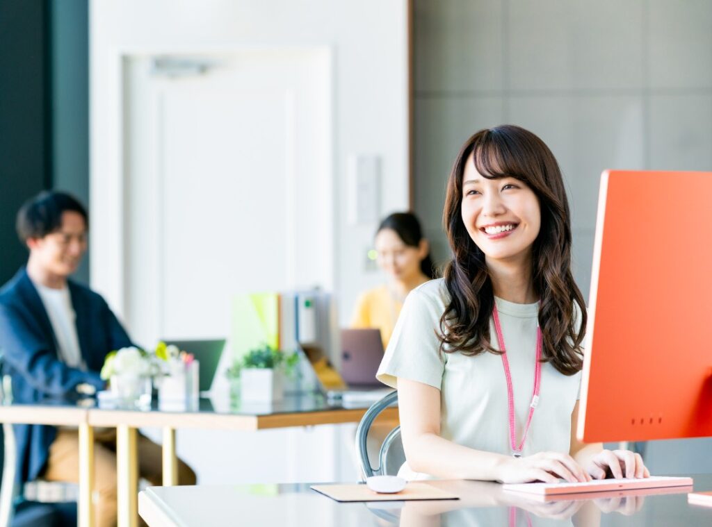 デザイナーズ家具と内装が完備されたセットアップオフィスの会議室。入居後すぐにビジネスを開始できるモダンな空間のイメージ