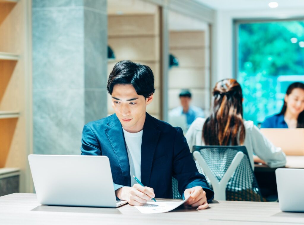 デスクの電卓とバインダー。セットアップオフィスによる初期工事費用や原状回復費用の大幅な削減効果をイメージ