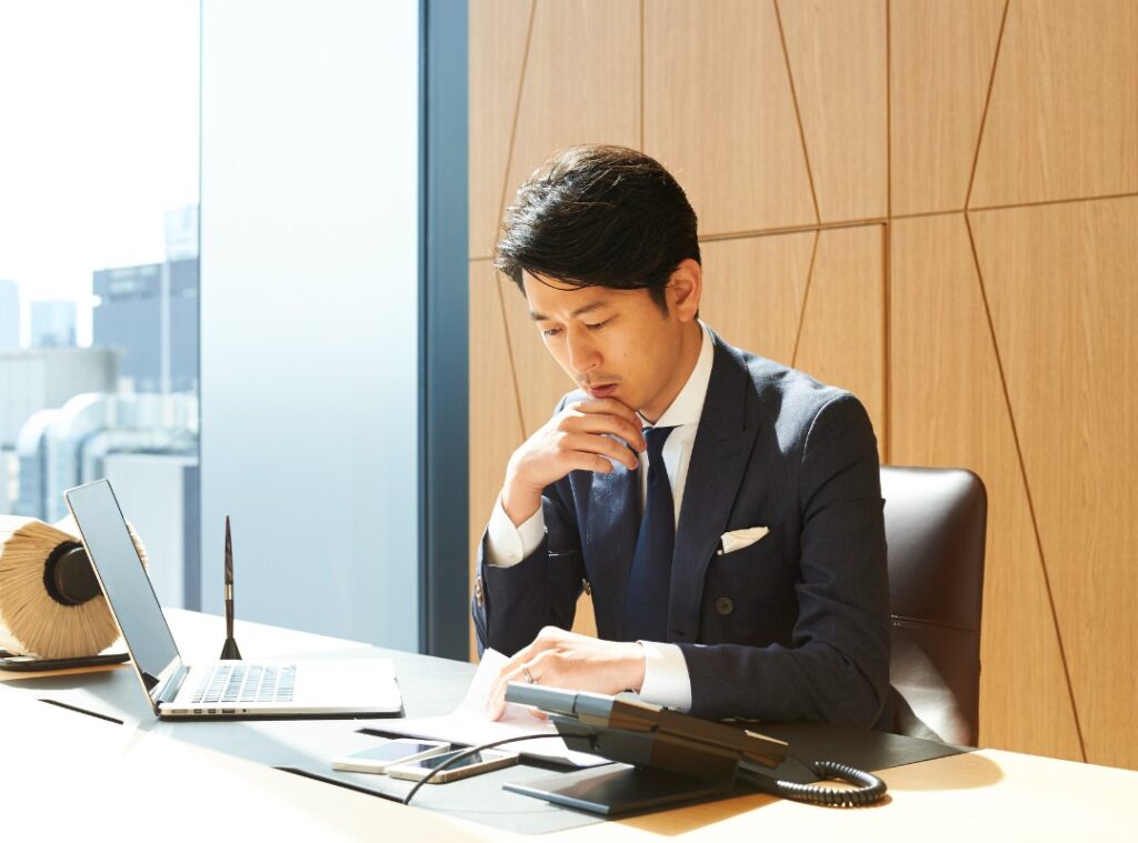 多様な働き方を支援するフレキシブルオフィスのラウンジ。利用者同士が交流し、新たなビジネスチャンスが生まれる開放的な環境のイメージ