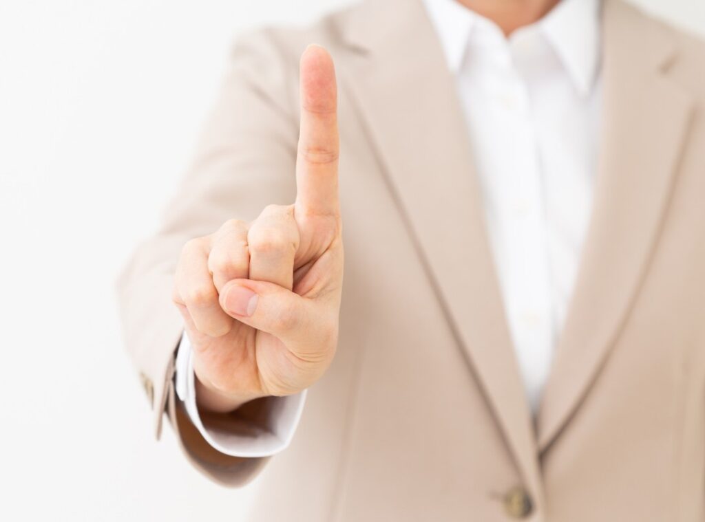 バーチャルオフィスの住所を利用しつつ、必要に応じて実際の会議室でクライアントと商談を行う様子。対面とオンラインを使い分ける高い信頼性の確保